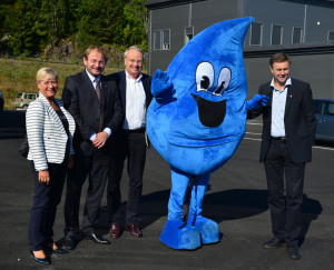 Helene Justad, Rune Kjølstad, George Fulford og Bent Inge Bye sammen med en stor blå vanndråpe maskot utenfor Glitrevannverkets lokaler