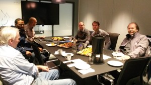 6 menn sitter rundt et møtebord