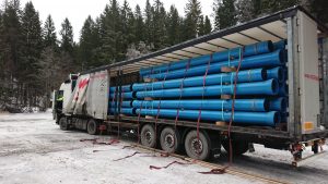 Bilde: lastebil full av blå vannrør