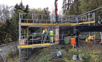 Bilde: Stillaset og kran satt opp rundt pumpestasjonen