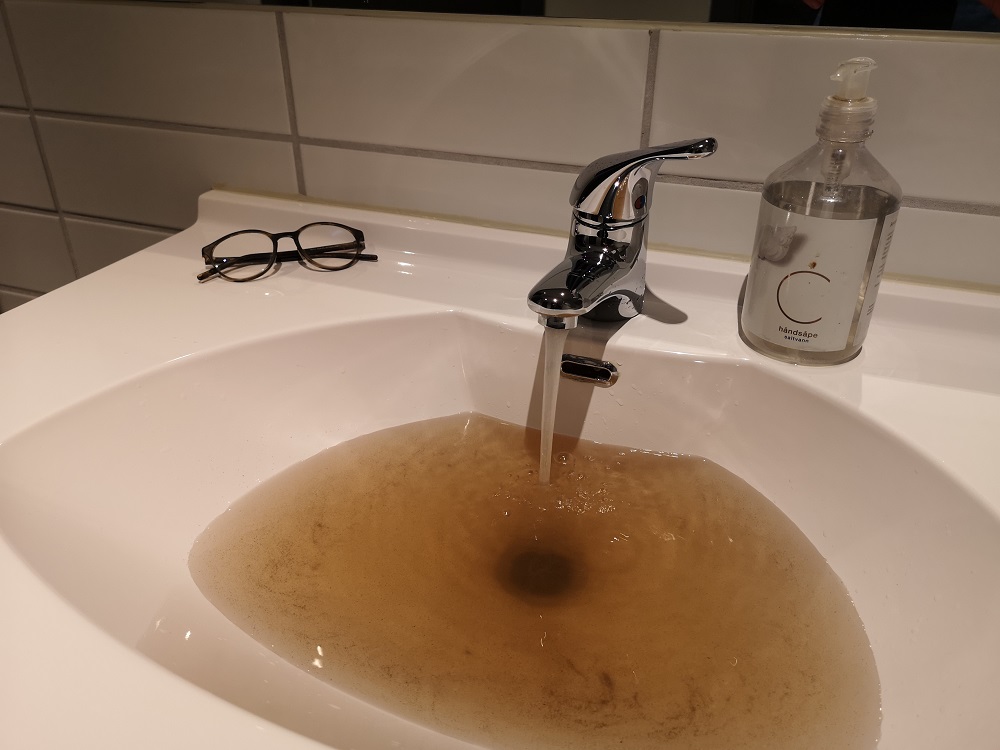Bilde: brunt vann i vasken