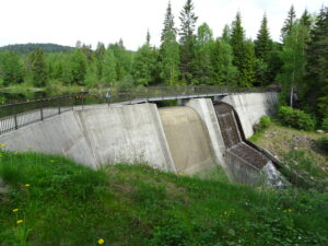 Bilde: betong demning med to vannfall over kanten.