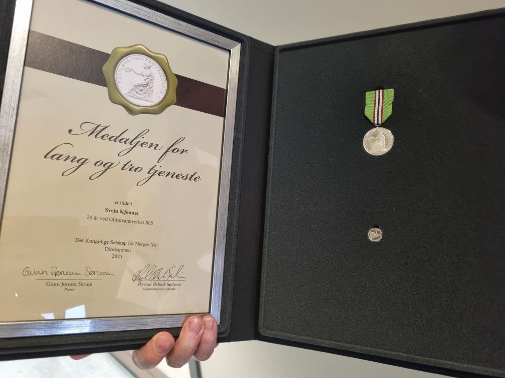 Bilde: Diplom med tekst Medalje for lang og tro tjeneste. Medalje og jakkenål isølv. 